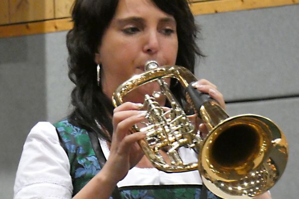sabrina-dusch-beim-solo-mit-dem-fluegelhorn3EE6FC92-5DA7-5E88-7966-6BC8778EA4F0.jpg